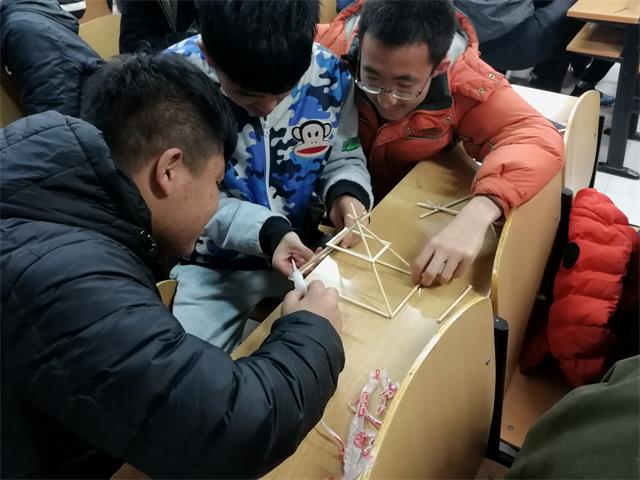 【完满班级】用指尖的力量 拼出不同的力量 ——机电工程系电气1701班机制1703班举办完满班级活动