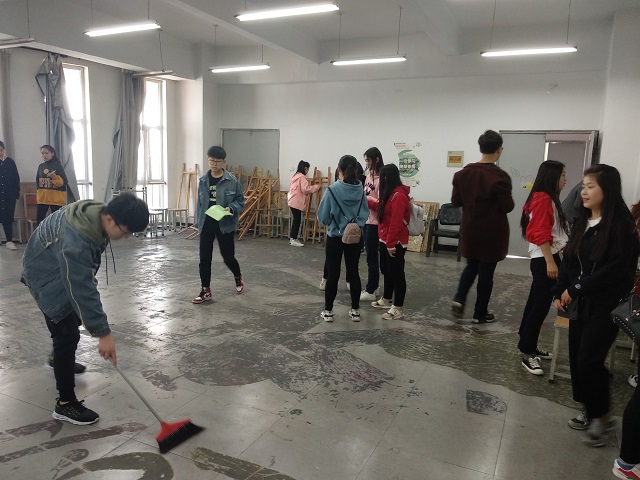 【完满班级】向上向善 做守护环境的天使——艺术传媒系2017级举办“向上向善 美化环境教室清洁”活动