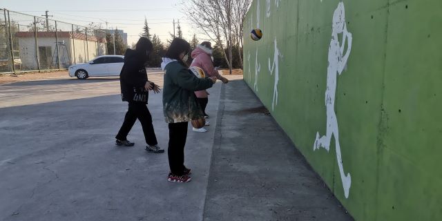 【完满班级】团队精神体现 排球传递合作——远景2005班完满班级活动