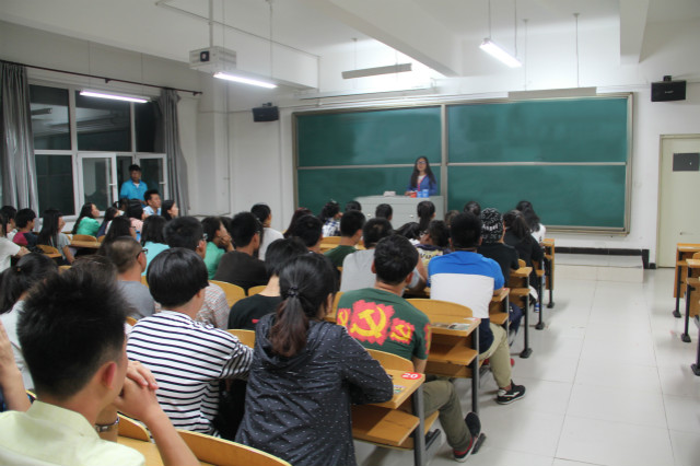 艺术传媒系举办2015大学生活漫谈会