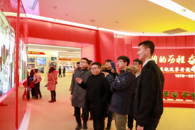 我校师生代表走进太原市庆祝改革开放40周年成就展 穿越历史光影感知“时代印记”