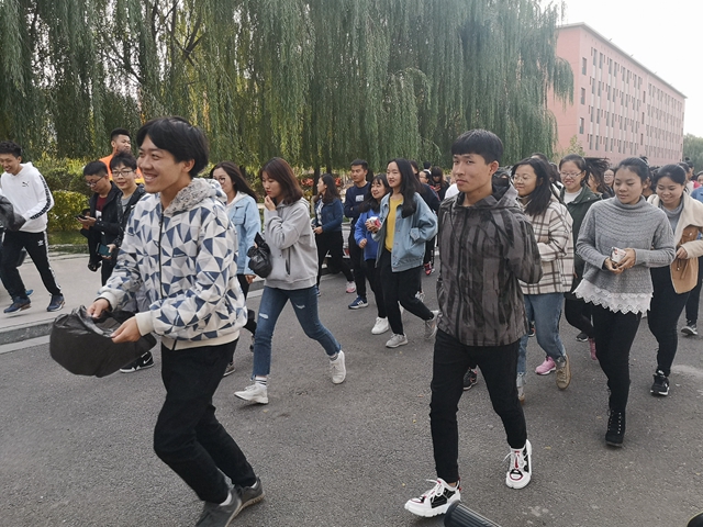 百名学子用公益元素助力箕城汇跑——箕城汇跑校园花式迷你马拉松之plogging