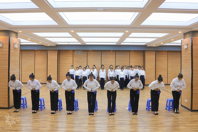9次课程、14小时、810分钟 见证58名学员的完美蜕变——2021-2022学年校院两级礼仪培训结业考核