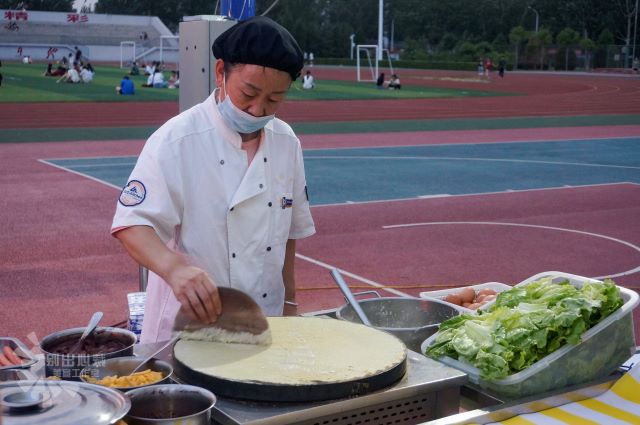 “日不落”毕业夜市超燃来袭 这个毕业季氛围感拉满了!