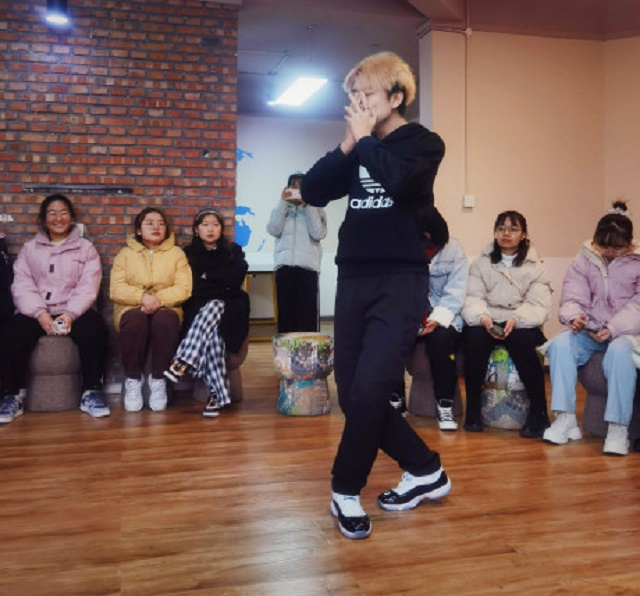 【完满班级】点燃文艺之灯 开启艺术之门——淬炼商学院行管2001班完满班级活动