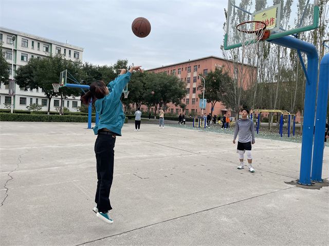 【完满班级】青春无畏 逐梦扬威——艺术传媒学院数字媒体艺术2101班男女篮球趣味对抗赛完满班级活动