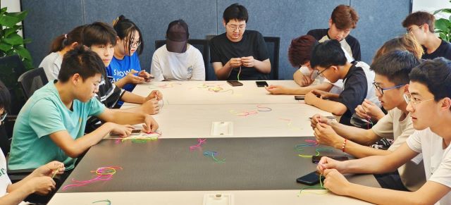 学长计划第1093期:悠悠端午情 缤纷五彩绳——智能工程学院第151期学长计划之“彩霁穿绳 情系端午”编织五彩绳活动