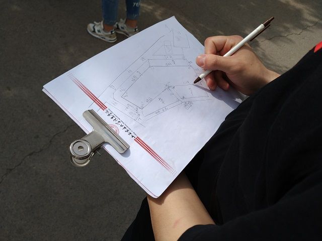 【完满班级】拿仪器测量距离 用笔尖绘制校园