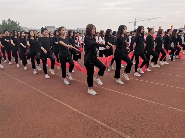 【直击运动会】草长莺飞 激情四月——艺术传媒学院运动会侧记一