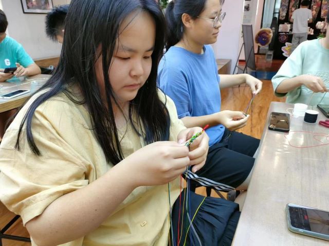 彩霁穿绳 共编佳节——大数据学院、信息工程学院端午编彩绳活动