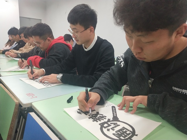 【完满班级】沉醉墨海 墨韵飞扬——艺术传媒学院视觉1604班举办完满班级活动