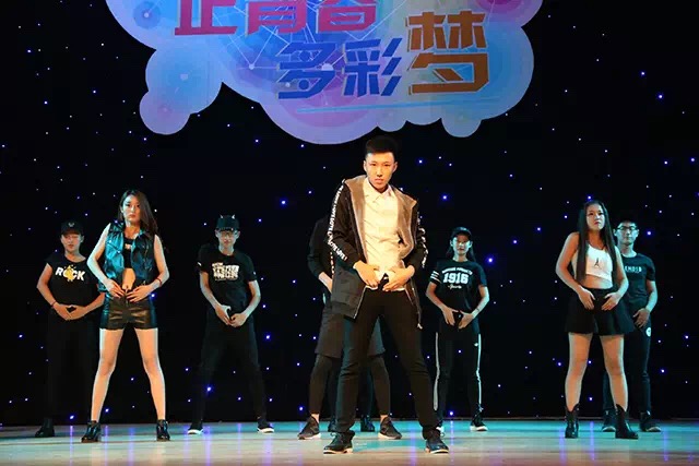 在乌马河剧院的星辉斑斓里放歌——院学生会举办第57期乌马河周末文化广场“正青春·多彩梦”主题晚会