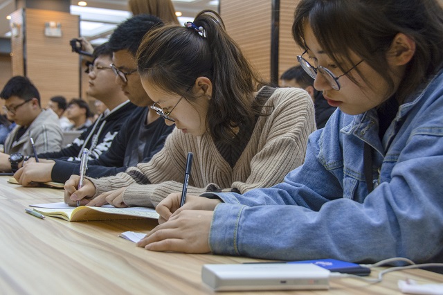 【1+1>2】传智播客刘松为“双院”学子解读大数据时代下的自我营销