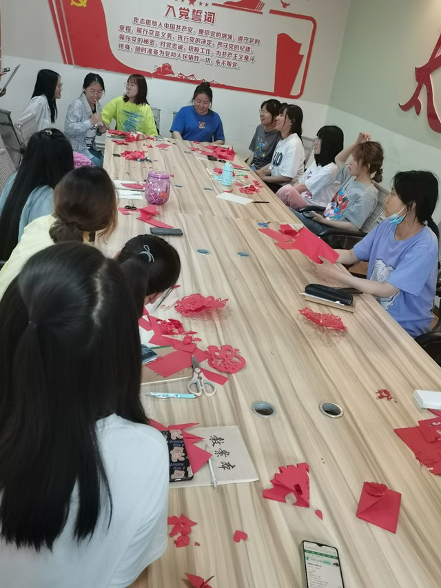 【完满班级】展现风采 舞动青春——商务英语学院英语2003班、2006班完满班级活动