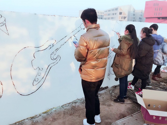 意中有画 画中挥洒青春——“以画笔勾勒创意,用色彩照亮信院” 墙绘涂鸦活动第一期