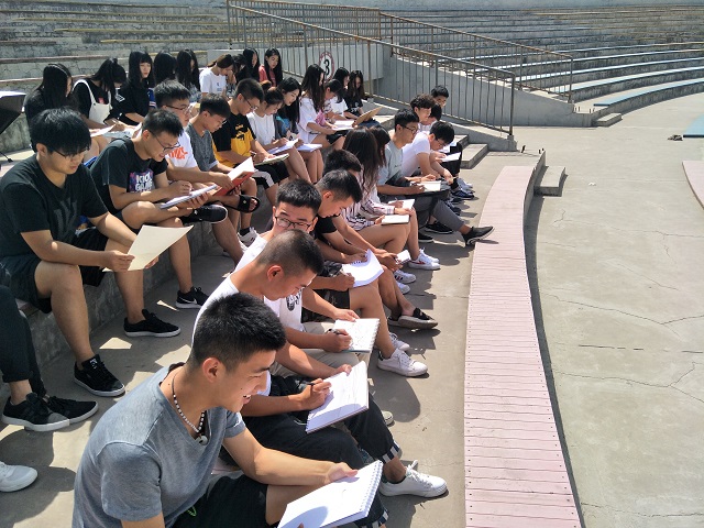 【完满班级】我眼中的万千世界——艺术传媒学院环设1601、1605班举办“稍纵即逝 江南留影”手绘速写展