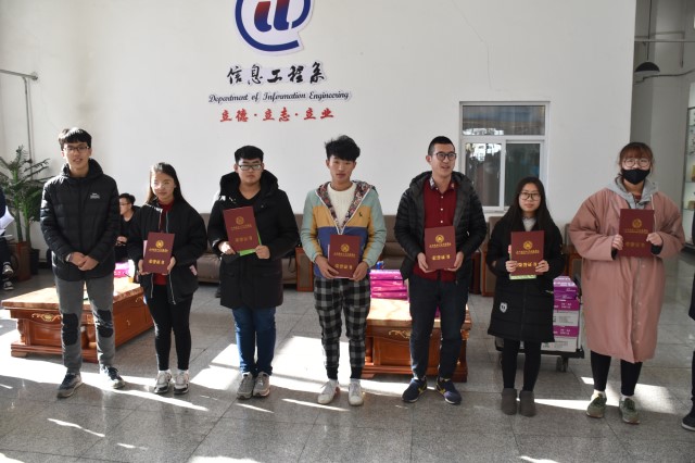 “筷”出巧艺 “桥”夺天工 ——信息工程系举办第四届“筷子搭桥”创意承重比赛