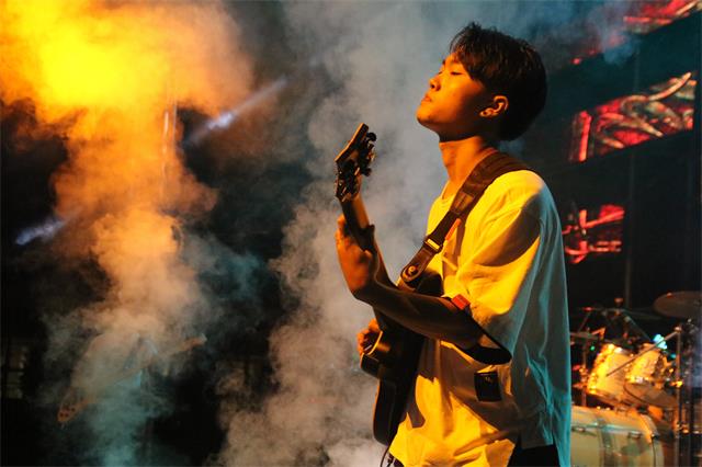 【音乐节】秋夜下的摇滚 放飞青春不羁的心——“2017 无边”第五届校园摇滚音乐节感想