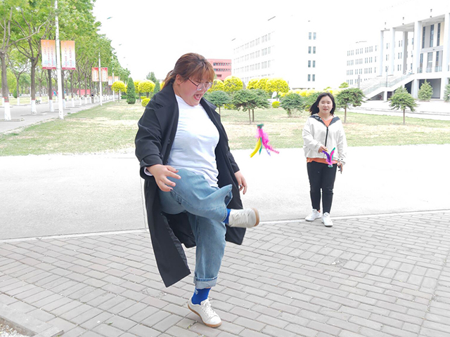 【完满班级】毽球飞舞 激情飞扬——艺术传媒学院产品设计1801班举办“身轻如燕,步伐矫健”踢毽子活动完满班级活动