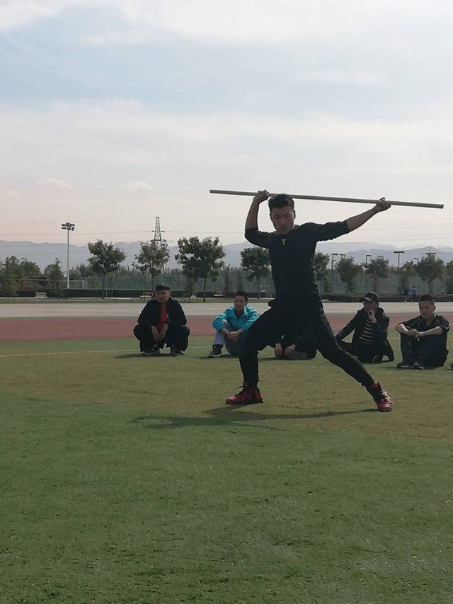 【完满班级】同学 你坐下能站起来吗——数据1801班开展“坐地起身”班级活动