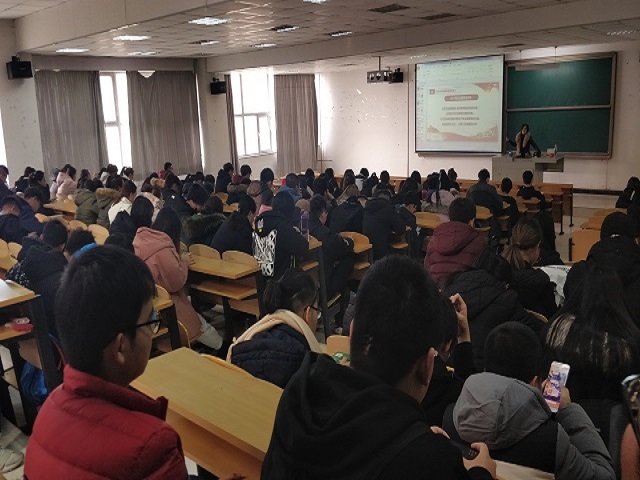 【辅导员说完满】铭记国家宪法日 做到宪法在心中——食品与环境学院2017级辅导员说完满