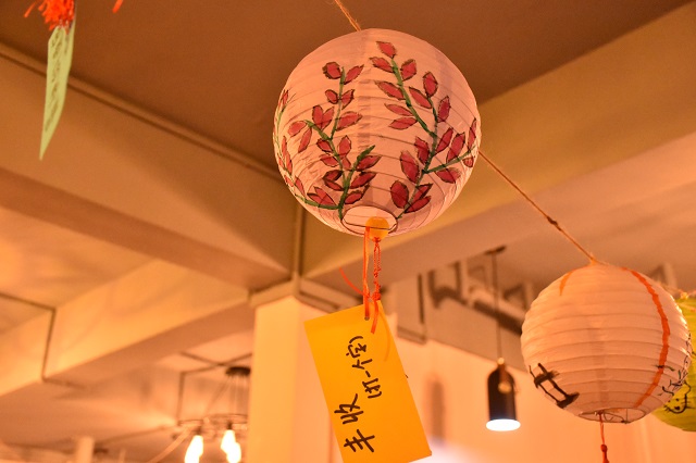 杏花学子巧手染灯笼 感受家文化