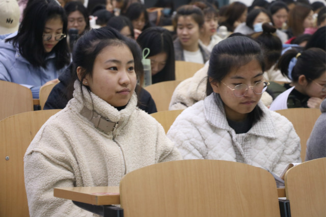 【辅导员说完满】 师生交流 同迎未来——外语系2018级辅导员说完满