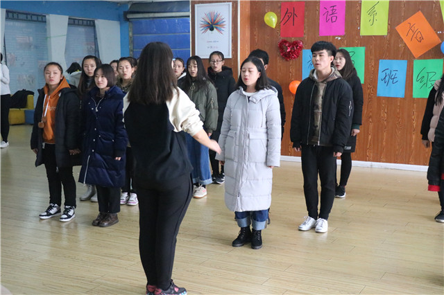 微笑着 去唱青春的歌谣——外语系首届“音乐之声”班级合唱比赛