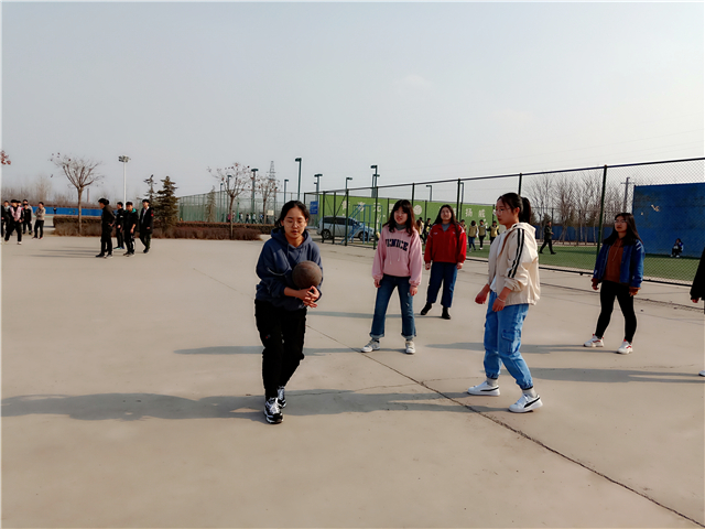 【完满班级】排球展激情 春日暖人心——网工1802班举办“让校园充满青春”排球比赛