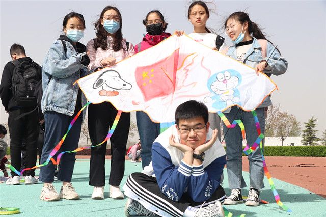 【完满班级】党风吹 放飞青年志——资产1902班放风筝活动