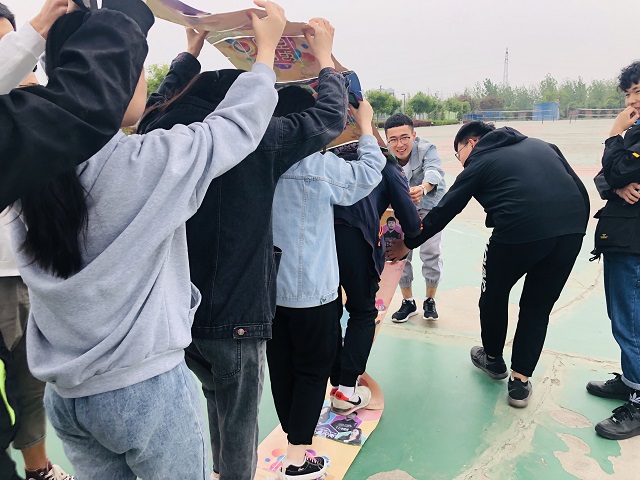 【完满班级】“生命履带 让爱前行”班级凝聚力之趣味接力赛——软件1802班完满班级活动