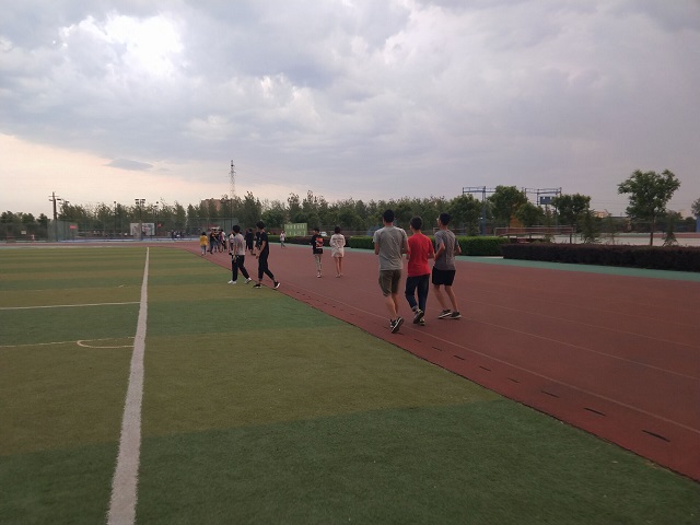 【完满班级】蓄青春之力 跑出完满光辉——动画1701班、视觉1702班举办“躁动青春 艺起夜跑”接力跑步完满班级活动