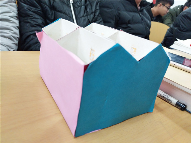 【完满班级】有发明之力者虽旧必新 无发明之力者虽新必旧——机电工程系电气1601班“创”想青春 变废为宝手工制作活动