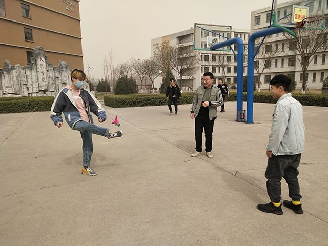 【完满班级】加强体育运动 响应党的信念——艺术传媒学院动画1801班举办毽球比赛活动