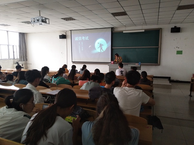 【辅导员说完满】民以食为天 人以信为——食品与环境学院开展2017级诚信考试主题年级会