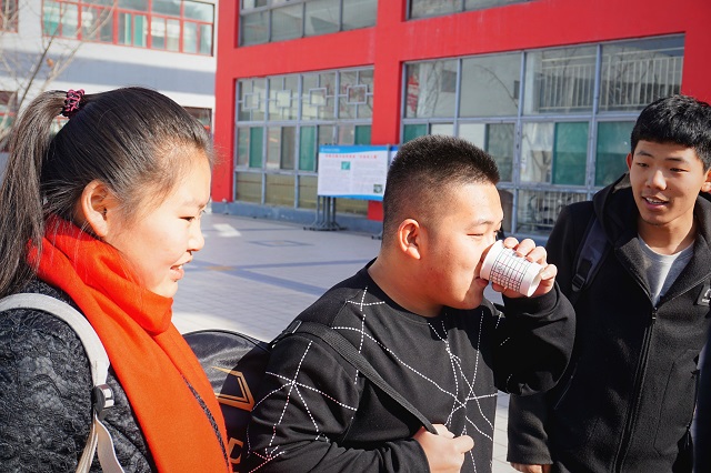 莫拒佳酿杯盏 笑觉樽酒酣畅——环科系举办第三届“蒸馏吧,水果们”食品酿酒节