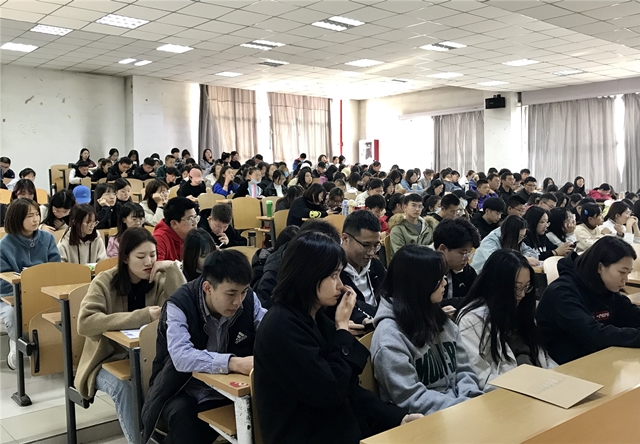 【辅导员说完满】规划现在 展望未来——经济与管理学院开展“就业领航 职点迷津”就业指导主题年级会