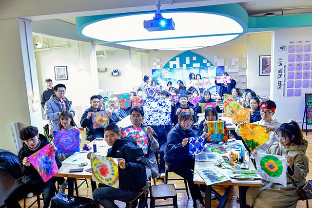 【青马工程】民俗传承 意蕴扎染 触碰古朴的浪漫——艺术传媒学院携手大数据学院、信息工程学院和三达书院举办学生骨干“知行班”意蕴扎染工艺制作活动