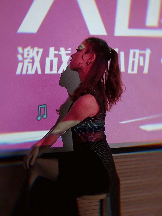 闪光的信院第253期：华丽绽放 舞姿飞扬 点亮梦想 这是“信院舞娘”龙起璞的故事。