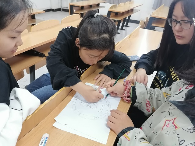 【完满班级】设计特色班徽 展现班级风采——食品与环境学院食安2002班完满班级活动