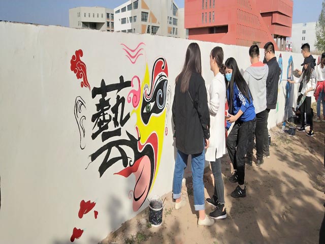 笔意先 情意绵——艺术传媒系“以画笔勾勒创意 用色彩照亮信院”墙绘活动第七期