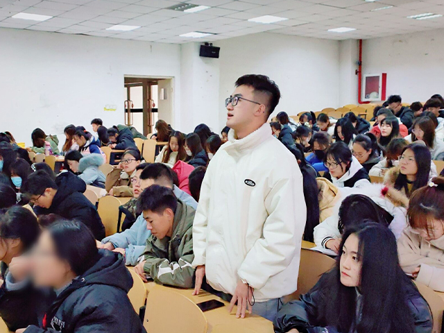 【辅导员说完满】扬诚信风帆 树文明新风——经济与管理学院开展“铸就诚信品质，争做文明新人”主题年级会