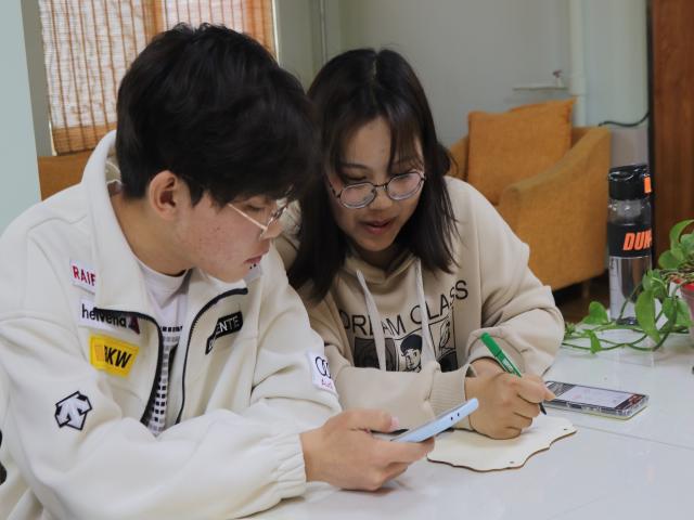 与树相约 追逐春日浪漫——经济与管理学院“树朋友 你好呀”文明实践在行动挂树牌活动