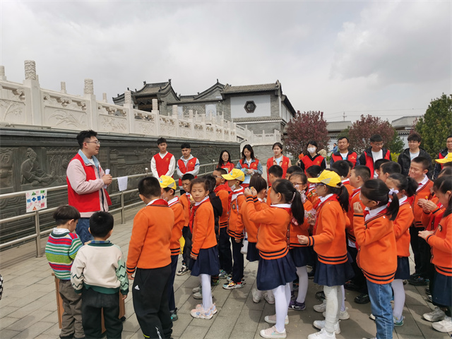 垃圾分类进孟园 童心同行助环保——淬炼·国际商学院绿色守望专项志愿服务队4月活动