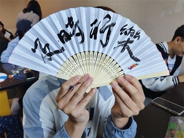【完满团支部】夏日微凉意 白扇纸添花——经济与管理学院经管2205班完满团支部活动