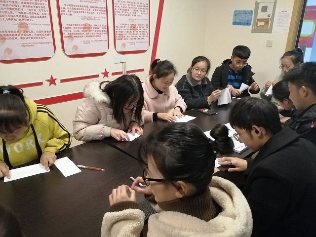 用精美折纸 忆美好生活——食品与环境学院生技1901班完满班级