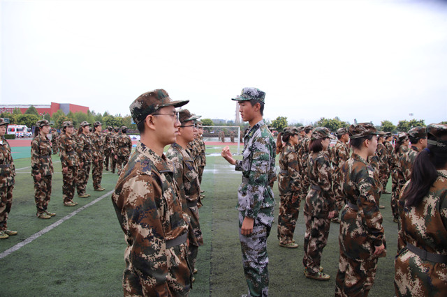 做到知行合一 树立榜样标杆