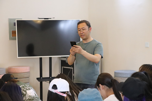 【1+1＞2】金融理财书中有 股票投资实践来——经济与管理学院开展“通商惠工 多财善贸”第一届模拟炒股大赛动员大会