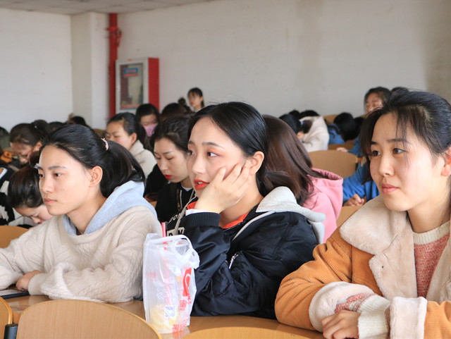 【辅导员说完满】雷锋事迹驻我心 榜样力量伴我行——经济与管理学院开展“与雷锋同行 做新时代追梦人”主题年级会