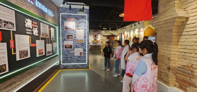 饼承百年韵 香传天下情——金笺淡墨专项志愿服务队
